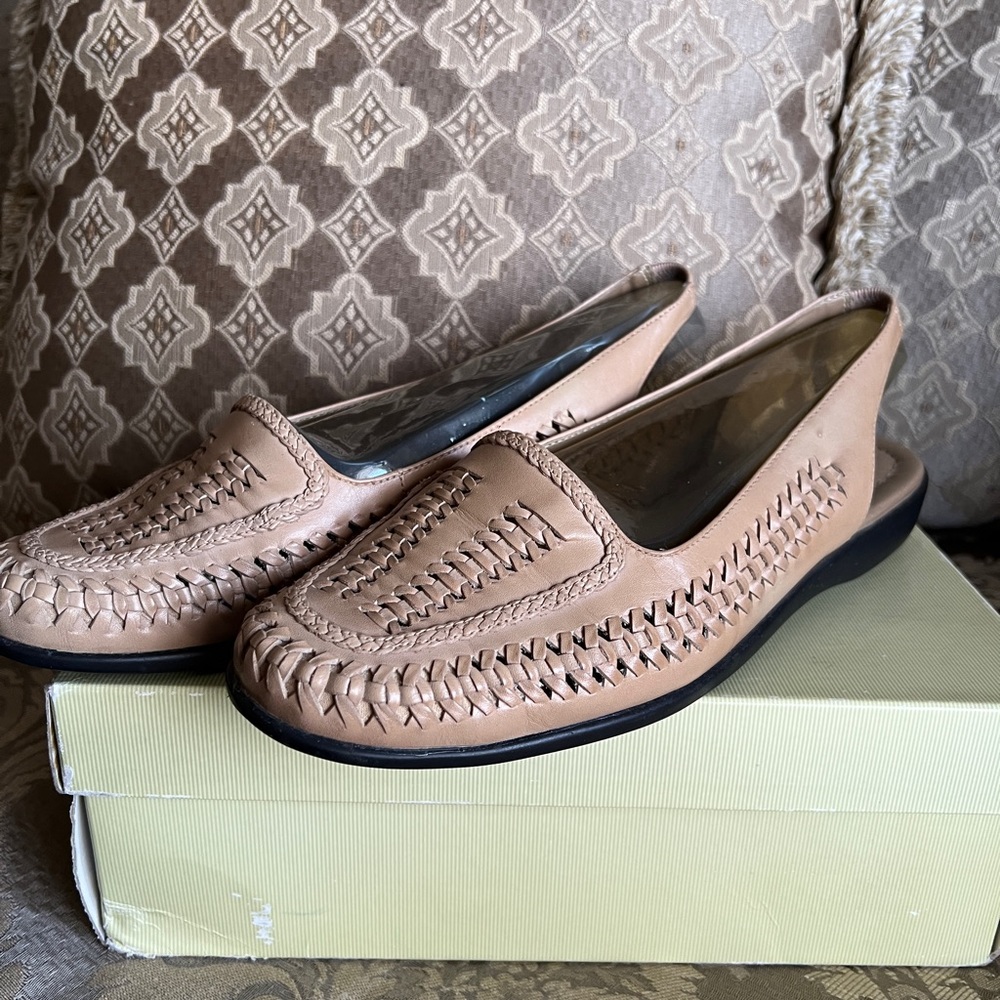 Classic Elements sling back shoes in taupe in a size 11